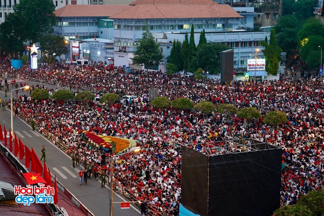 6:30 sáng: “Khối yêu nước” ở trung tâm TP.HCM gọi nhau dậy sau đêm cắm trại, không khí đại lễ 30/4 dần nóng lên!- Ảnh 34.