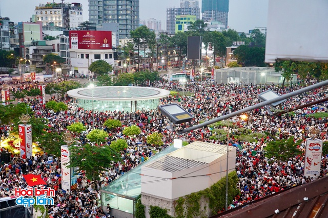 6:30 sáng: “Khối yêu nước” ở trung tâm TP.HCM gọi nhau dậy sau đêm cắm trại, không khí đại lễ 30/4 dần nóng lên!- Ảnh 35.