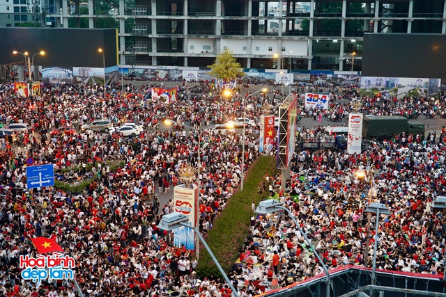 6:30 sáng: “Khối yêu nước” ở trung tâm TP.HCM gọi nhau dậy sau đêm cắm trại, không khí đại lễ 30/4 dần nóng lên!- Ảnh 36.