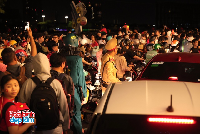 6:30 sáng: “Khối yêu nước” ở trung tâm TP.HCM gọi nhau dậy sau đêm cắm trại, không khí đại lễ 30/4 dần nóng lên!- Ảnh 14.