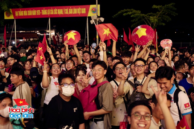6:30 sáng: “Khối yêu nước” ở trung tâm TP.HCM gọi nhau dậy sau đêm cắm trại, không khí đại lễ 30/4 dần nóng lên!- Ảnh 12.