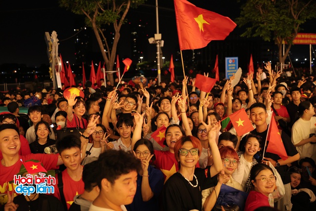 6:30 sáng: “Khối yêu nước” ở trung tâm TP.HCM gọi nhau dậy sau đêm cắm trại, không khí đại lễ 30/4 dần nóng lên!- Ảnh 13.