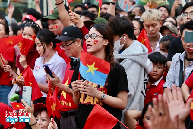 6:30 sáng: “Khối yêu nước” ở trung tâm TP.HCM gọi nhau dậy sau đêm cắm trại, không khí đại lễ 30/4 dần nóng lên!- Ảnh 52.