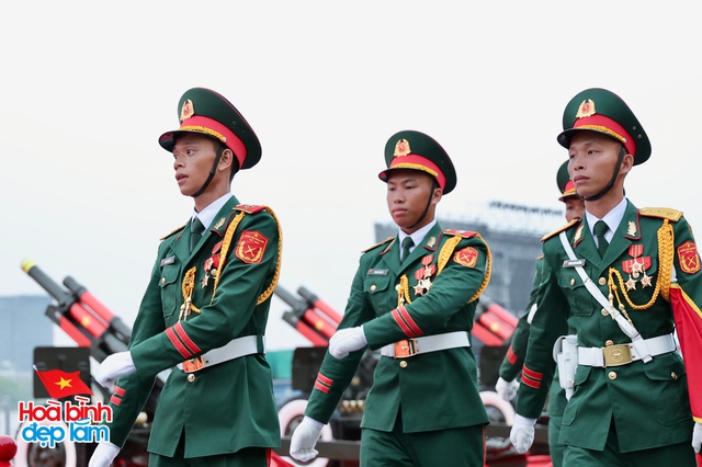 6:30 sáng: “Khối yêu nước” ở trung tâm TP.HCM gọi nhau dậy sau đêm cắm trại, không khí đại lễ 30/4 dần nóng lên!- Ảnh 50.