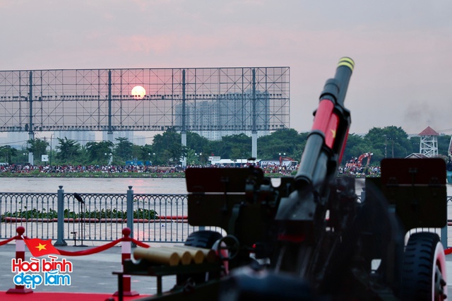 6:30 sáng: “Khối yêu nước” ở trung tâm TP.HCM gọi nhau dậy sau đêm cắm trại, không khí đại lễ 30/4 dần nóng lên!- Ảnh 48.