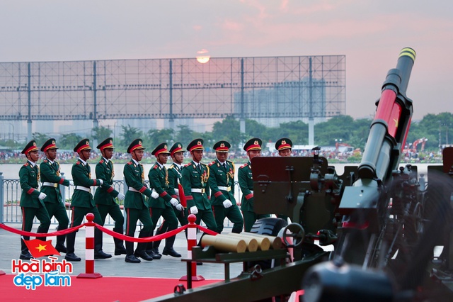 6:30 sáng: “Khối yêu nước” ở trung tâm TP.HCM gọi nhau dậy sau đêm cắm trại, không khí đại lễ 30/4 dần nóng lên!- Ảnh 45.