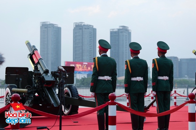 6:30 sáng: “Khối yêu nước” ở trung tâm TP.HCM gọi nhau dậy sau đêm cắm trại, không khí đại lễ 30/4 dần nóng lên!- Ảnh 46.