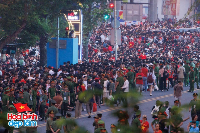 6:30 sáng: “Khối yêu nước” ở trung tâm TP.HCM gọi nhau dậy sau đêm cắm trại, không khí đại lễ 30/4 dần nóng lên!- Ảnh 37.