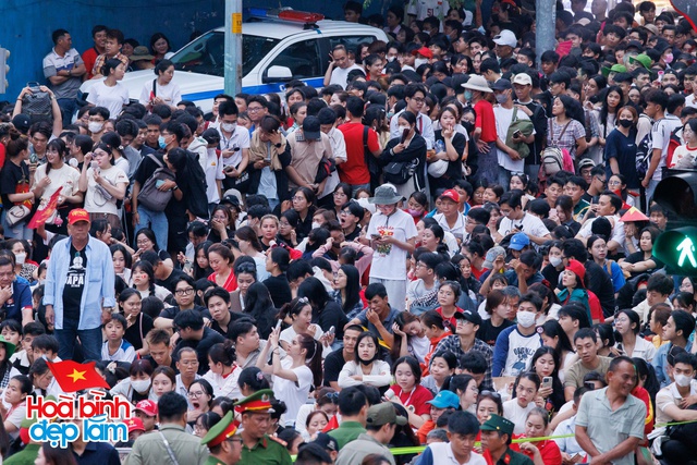 6:30 sáng: “Khối yêu nước” ở trung tâm TP.HCM gọi nhau dậy sau đêm cắm trại, không khí đại lễ 30/4 dần nóng lên!- Ảnh 38.