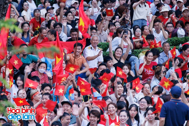 6:30 sáng: “Khối yêu nước” ở trung tâm TP.HCM gọi nhau dậy sau đêm cắm trại, không khí đại lễ 30/4 dần nóng lên!- Ảnh 40.