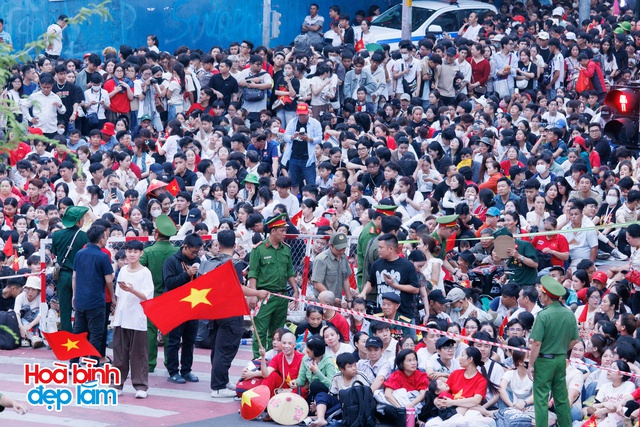 6:30 sáng: “Khối yêu nước” ở trung tâm TP.HCM gọi nhau dậy sau đêm cắm trại, không khí đại lễ 30/4 dần nóng lên!- Ảnh 41.