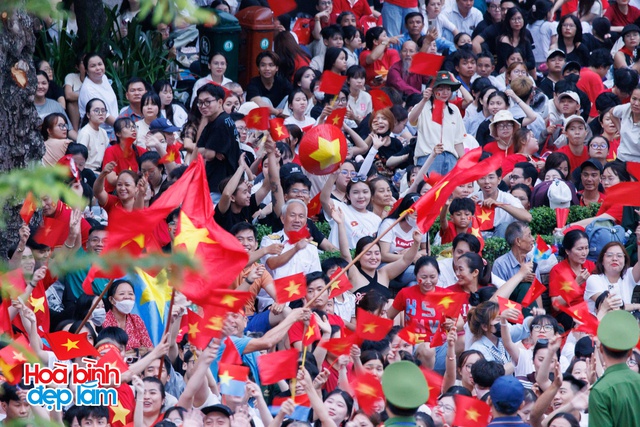 6:30 sáng: “Khối yêu nước” ở trung tâm TP.HCM gọi nhau dậy sau đêm cắm trại, không khí đại lễ 30/4 dần nóng lên!- Ảnh 42.