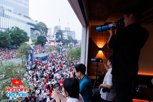 6:30 sáng: “Khối yêu nước” ở trung tâm TP.HCM gọi nhau dậy sau đêm cắm trại, không khí đại lễ 30/4 dần nóng lên!- Ảnh 43.