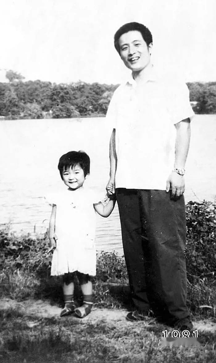 Bộ ảnh bố và con gái chụp ở cùng 1 địa điểm, cùng 1 ngày suốt 40 năm: Xem đến cuối ai cũng bật khóc- Ảnh 2. Bộ ảnh bố và con gái chụp ở cùng 1 địa điểm, cùng 1 ngày suốt 40 năm: Xem đến cuối ai cũng bật khóc- Ảnh 2.