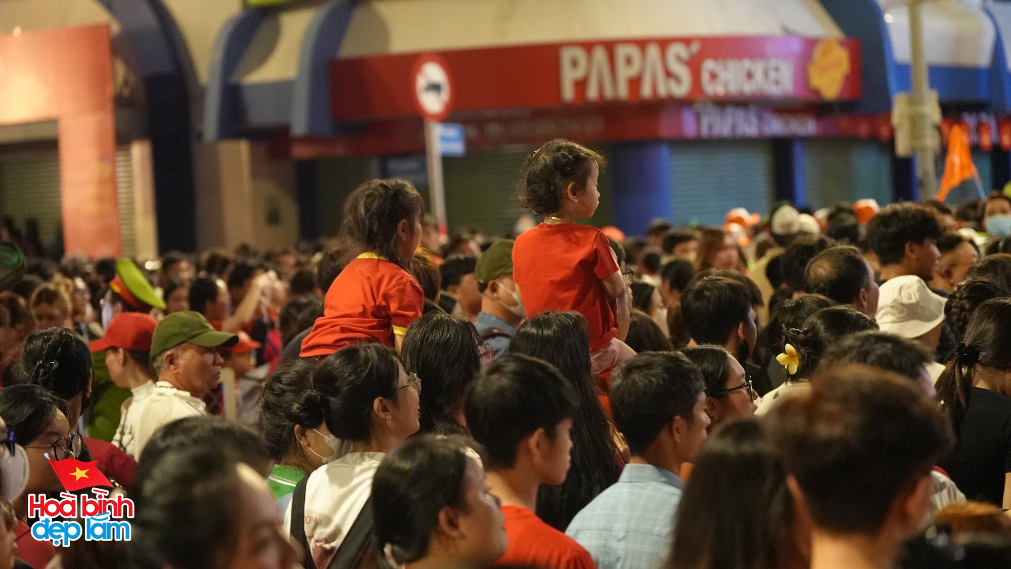 6:30 sáng: “Khối yêu nước” ở trung tâm TP.HCM gọi nhau dậy sau đêm cắm trại, không khí đại lễ 30/4 dần nóng lên!- Ảnh 11.