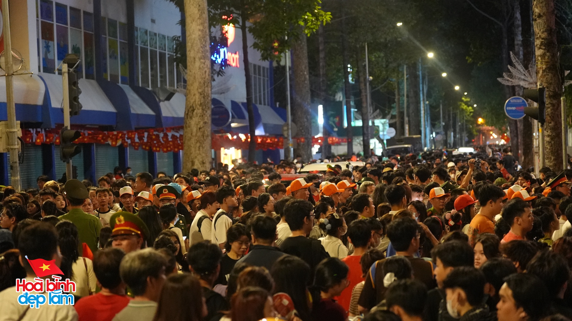 6:30 sáng: “Khối yêu nước” ở trung tâm TP.HCM gọi nhau dậy sau đêm cắm trại, không khí đại lễ 30/4 dần nóng lên!- Ảnh 10.