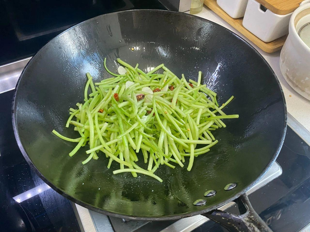 Đừng chỉ ăn củ, lá loài cây này quý như 