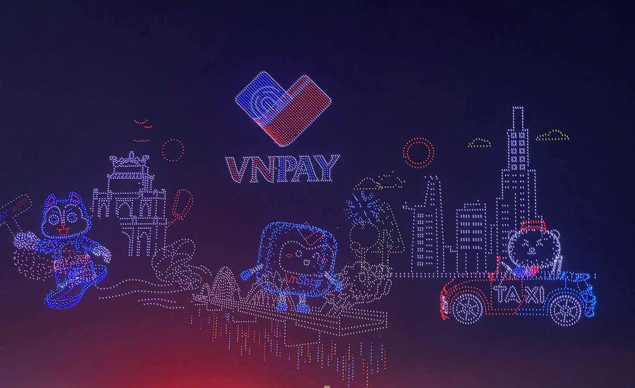 VNPAY bị chỉ trích vì xuất hiện dày đặc trong đêm tổng duyệt kỷ lục 10.500 drone- Ảnh 1. VNPAY bị chỉ trích vì xuất hiện dày đặc trong đêm tổng duyệt kỷ lục 10.500 drone- Ảnh 1.