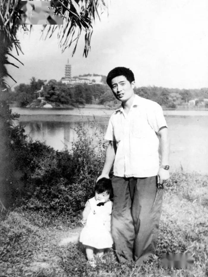 Bộ ảnh bố và con gái chụp ở cùng 1 địa điểm, cùng 1 ngày suốt 40 năm: Xem đến cuối ai cũng bật khóc- Ảnh 1. Bộ ảnh bố và con gái chụp ở cùng 1 địa điểm, cùng 1 ngày suốt 40 năm: Xem đến cuối ai cũng bật khóc- Ảnh 1.