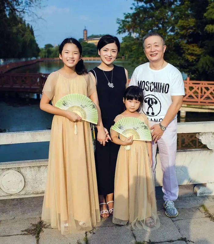 Bộ ảnh bố và con gái chụp ở cùng 1 địa điểm, cùng 1 ngày suốt 40 năm: Xem đến cuối ai cũng bật khóc- Ảnh 18. Bộ ảnh bố và con gái chụp ở cùng 1 địa điểm, cùng 1 ngày suốt 40 năm: Xem đến cuối ai cũng bật khóc- Ảnh 18.