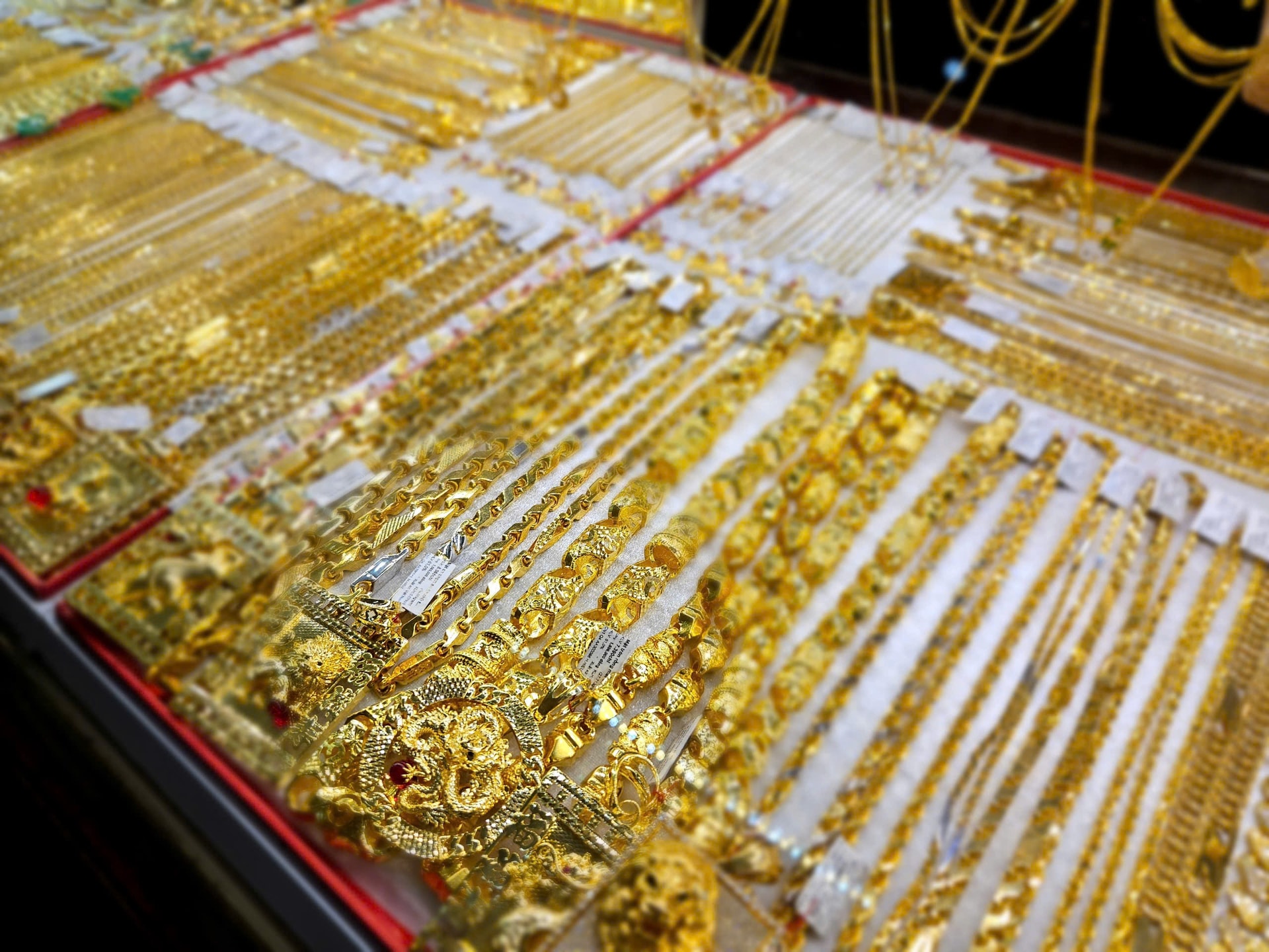 Sau một ngày rơi mạnh, giá vàng trong nước sáng 29/4 bật tăng trở lại 1 triệu đồng mỗi lượng- Ảnh 1.