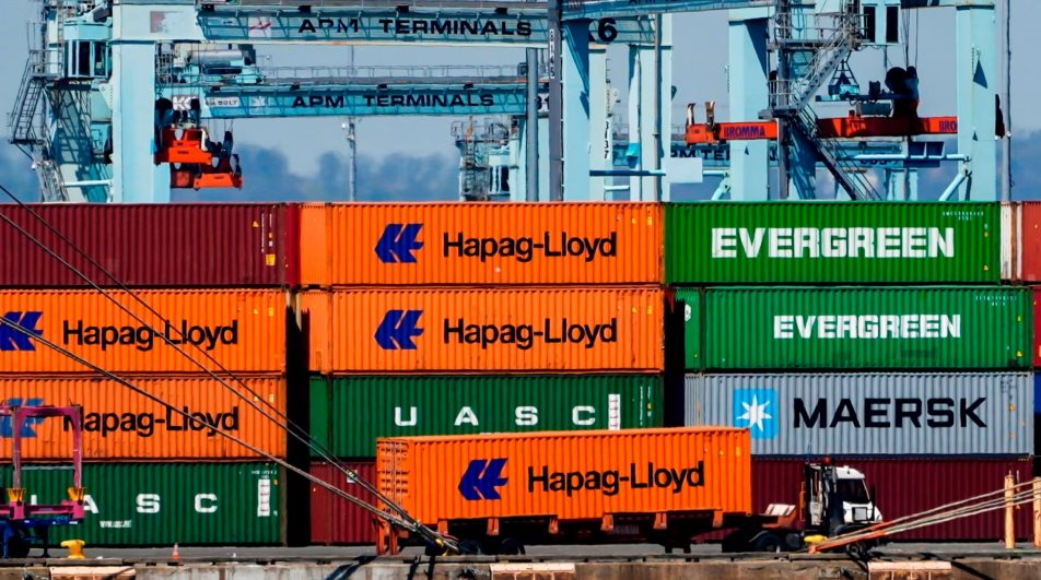 Thương chiến lan đến ngành logistics Mỹ, khách hàng Trung Quốc liên tục huỷ chuyến, giảm lượt đặt chỗ, hàng loạt nhà xuất khẩu ‘án binh’ chờ tin đàm phán thuế quan- Ảnh 1.