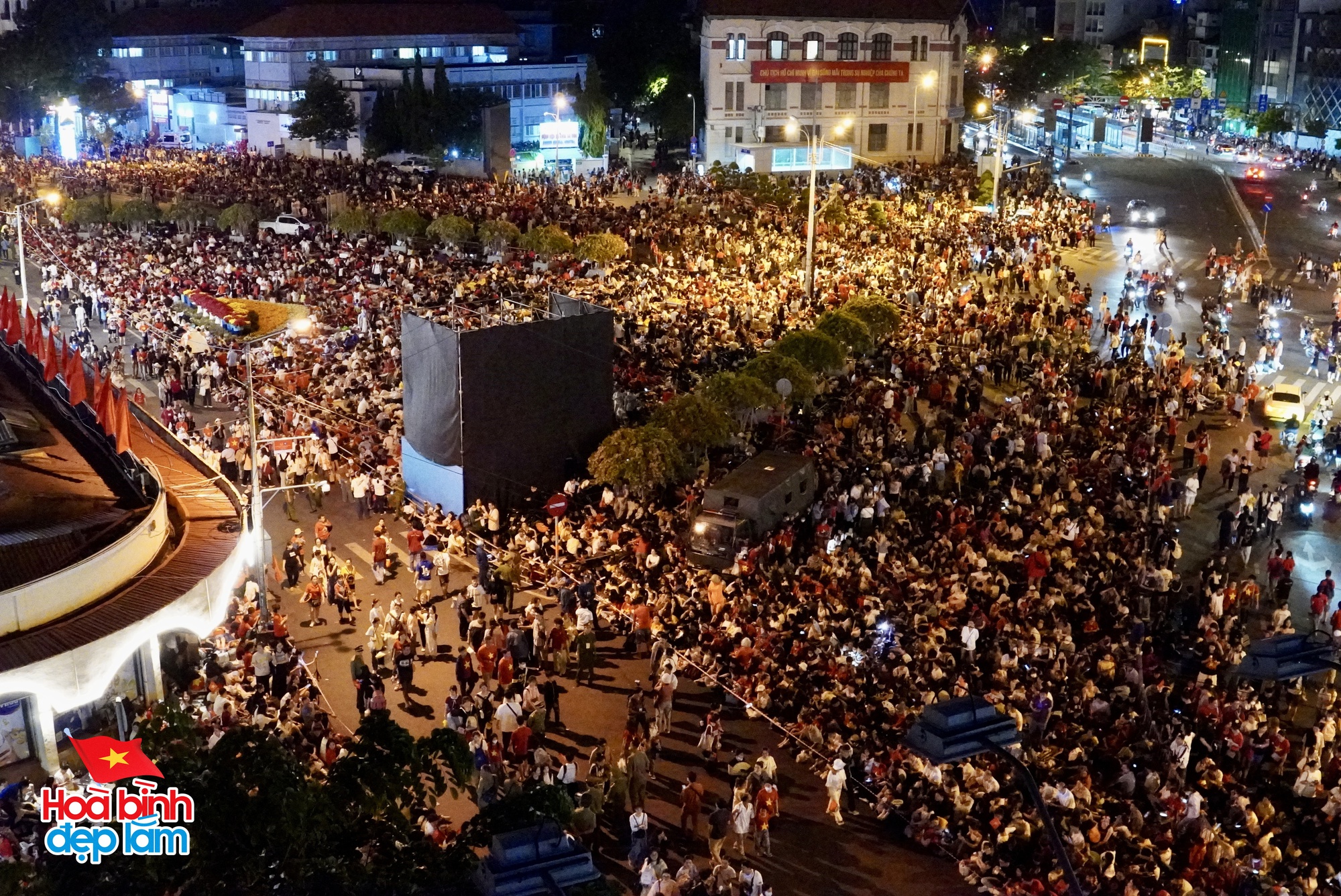 6:30 sáng: “Khối yêu nước” ở trung tâm TP.HCM gọi nhau dậy sau đêm cắm trại, không khí đại lễ 30/4 dần nóng lên!- Ảnh 9.