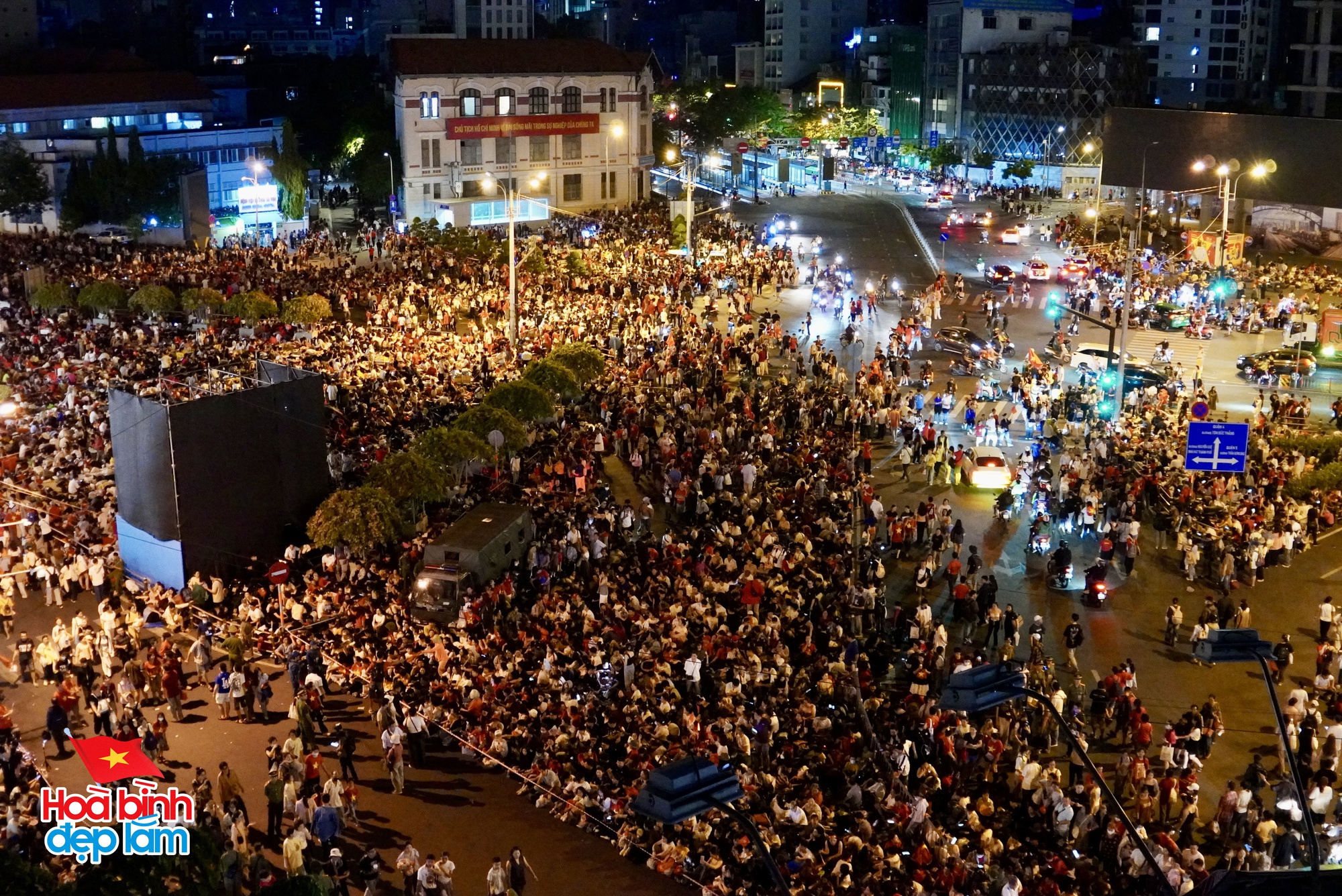 6:30 sáng: “Khối yêu nước” ở trung tâm TP.HCM gọi nhau dậy sau đêm cắm trại, không khí đại lễ 30/4 dần nóng lên!- Ảnh 8.