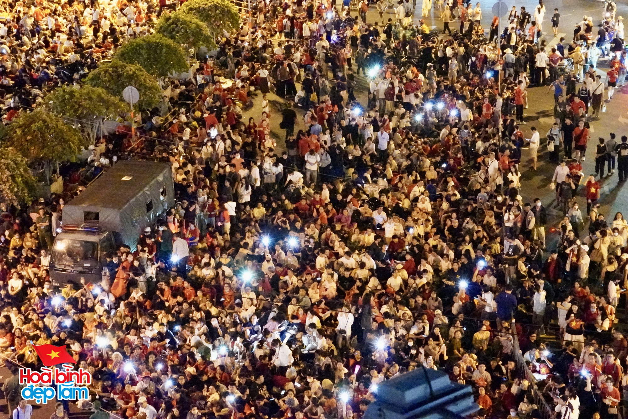 6:30 sáng: “Khối yêu nước” ở trung tâm TP.HCM gọi nhau dậy sau đêm cắm trại, không khí đại lễ 30/4 dần nóng lên!- Ảnh 7.