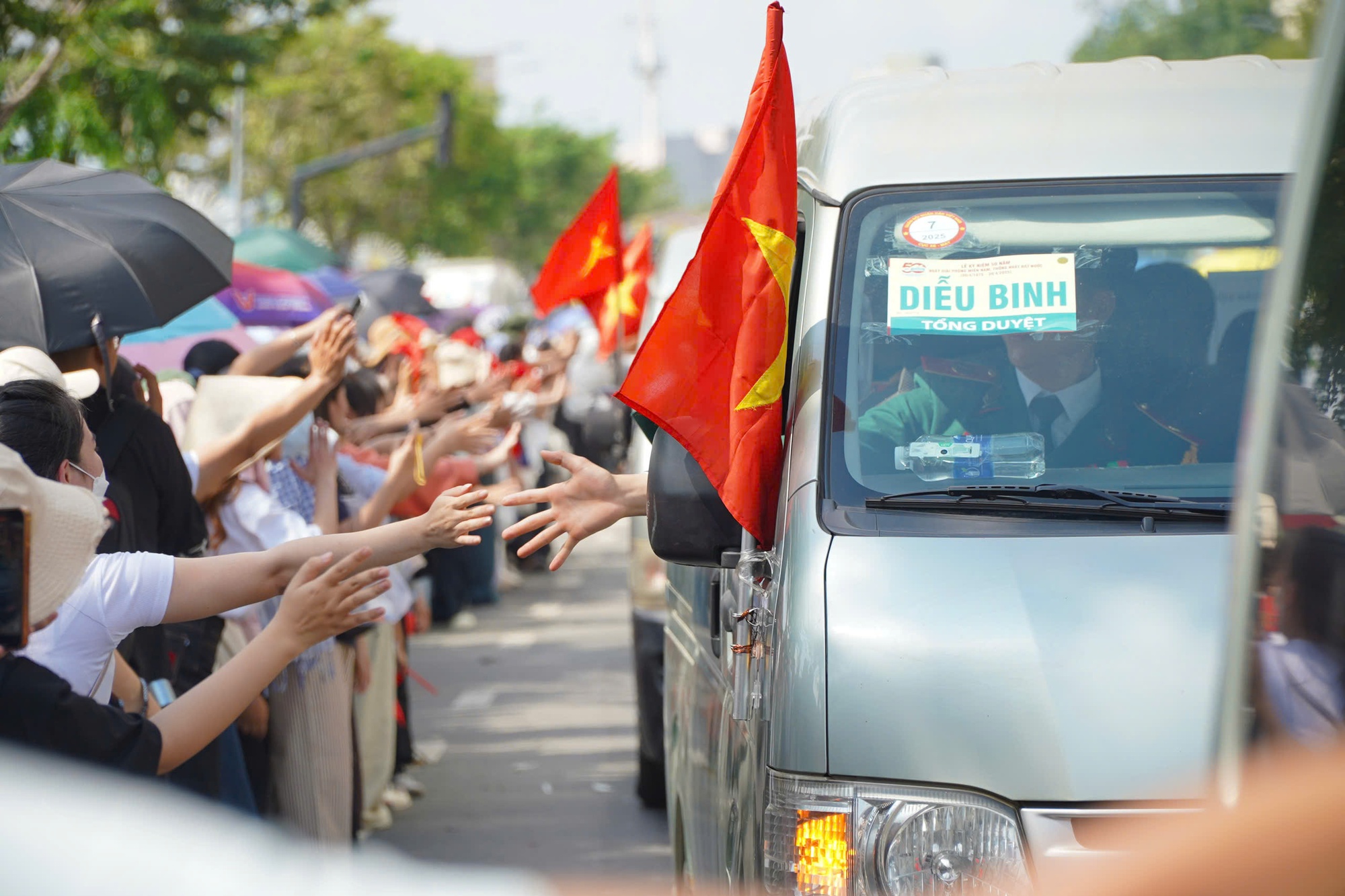 Nhiều gia đình ở TP HCM "chơi lớn", thuê khách sạn xem diễu binh, diễu hành lễ 30-4- Ảnh 6.