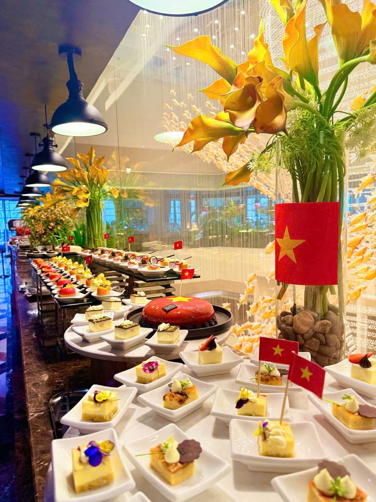 Nhiều gia đình ở TP HCM "chơi lớn", thuê khách sạn xem diễu binh, diễu hành lễ 30-4- Ảnh 3.