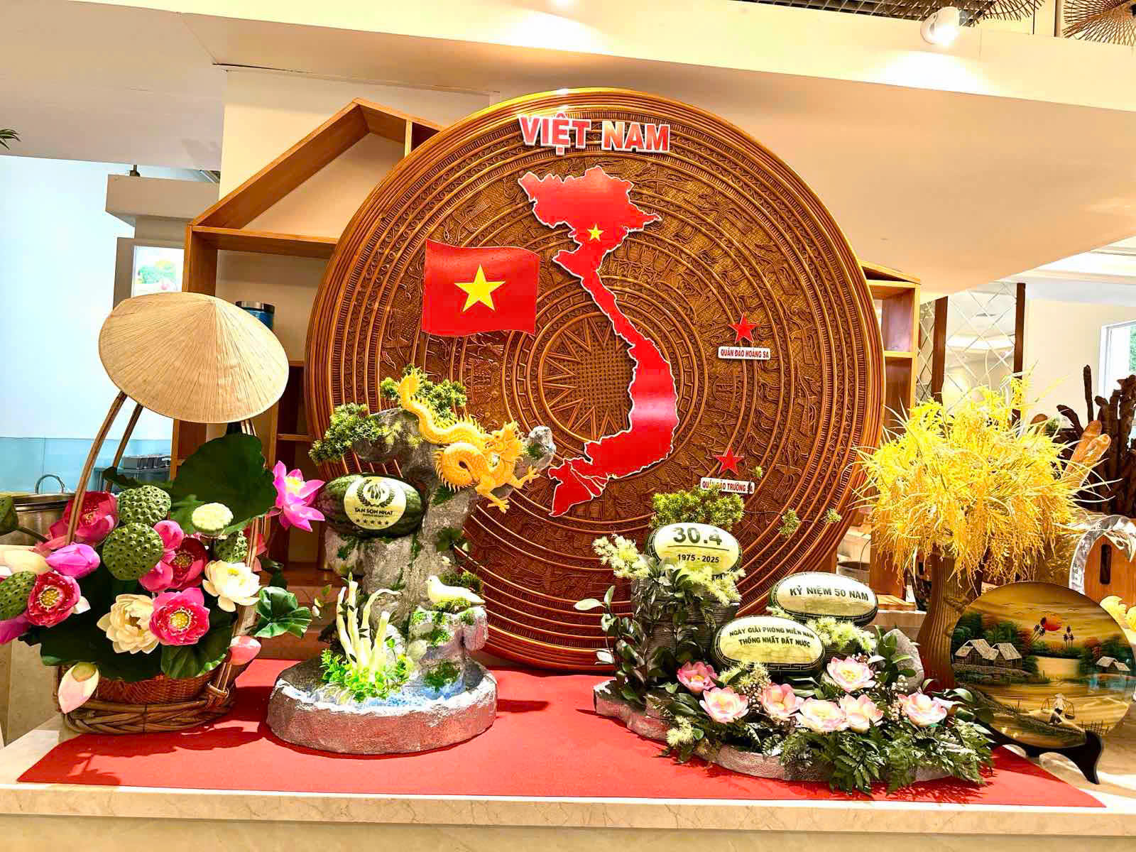 Nhiều gia đình ở TP HCM "chơi lớn", thuê khách sạn xem diễu binh, diễu hành lễ 30-4- Ảnh 2.