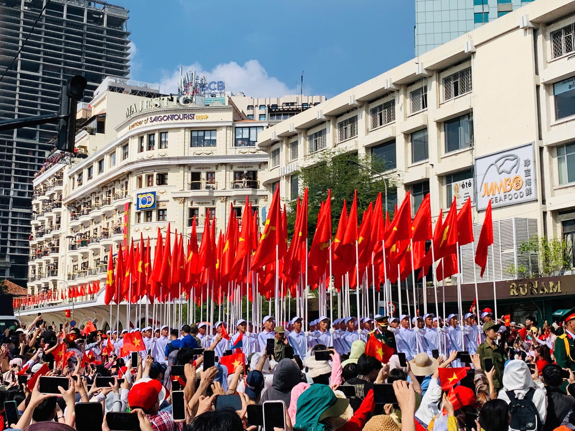 Nhiều gia đình ở TP HCM "chơi lớn", thuê khách sạn xem diễu binh, diễu hành lễ 30-4- Ảnh 5.
