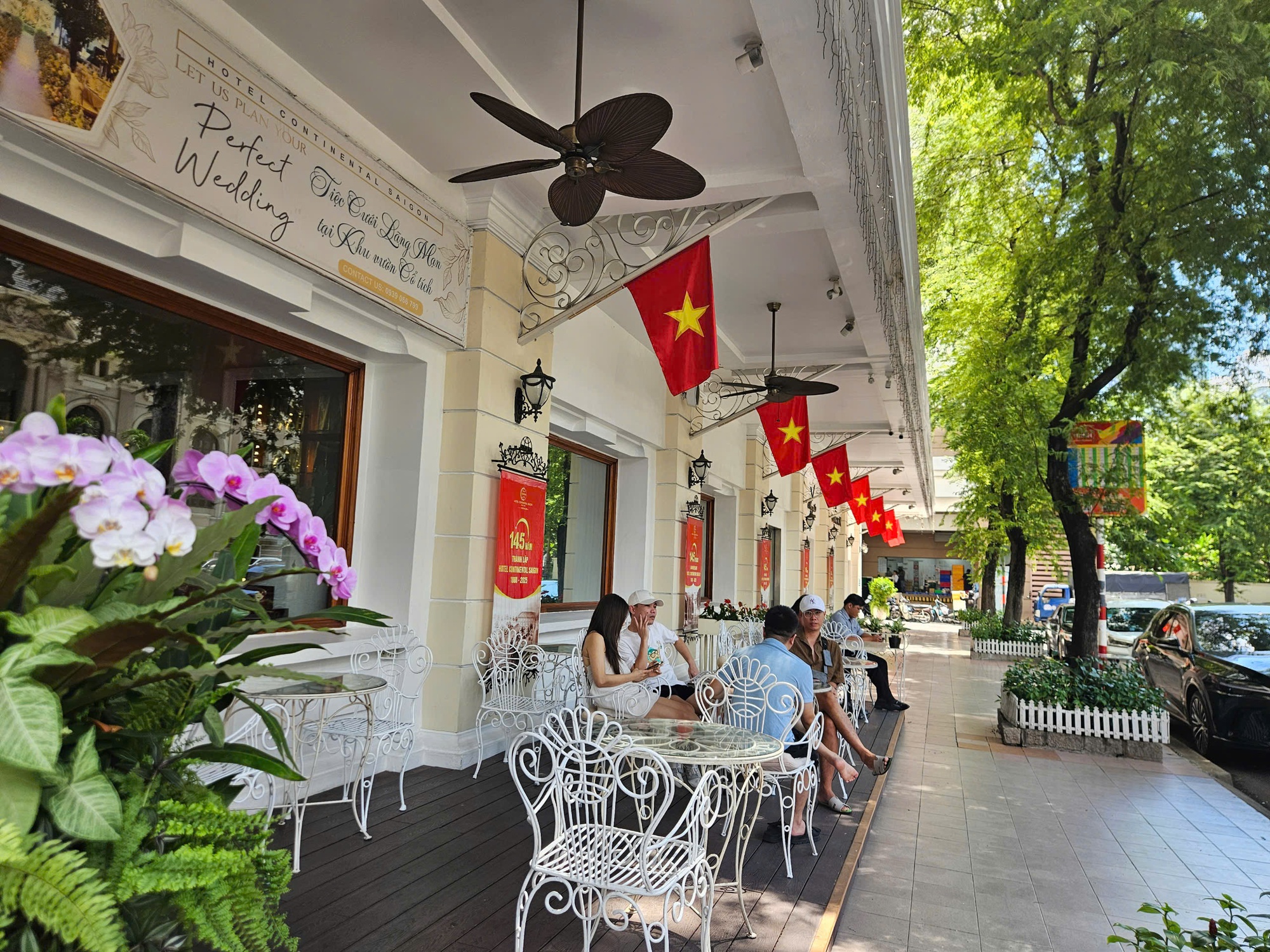 Nhiều gia đình ở TP HCM "chơi lớn", thuê khách sạn xem diễu binh, diễu hành lễ 30-4- Ảnh 1.