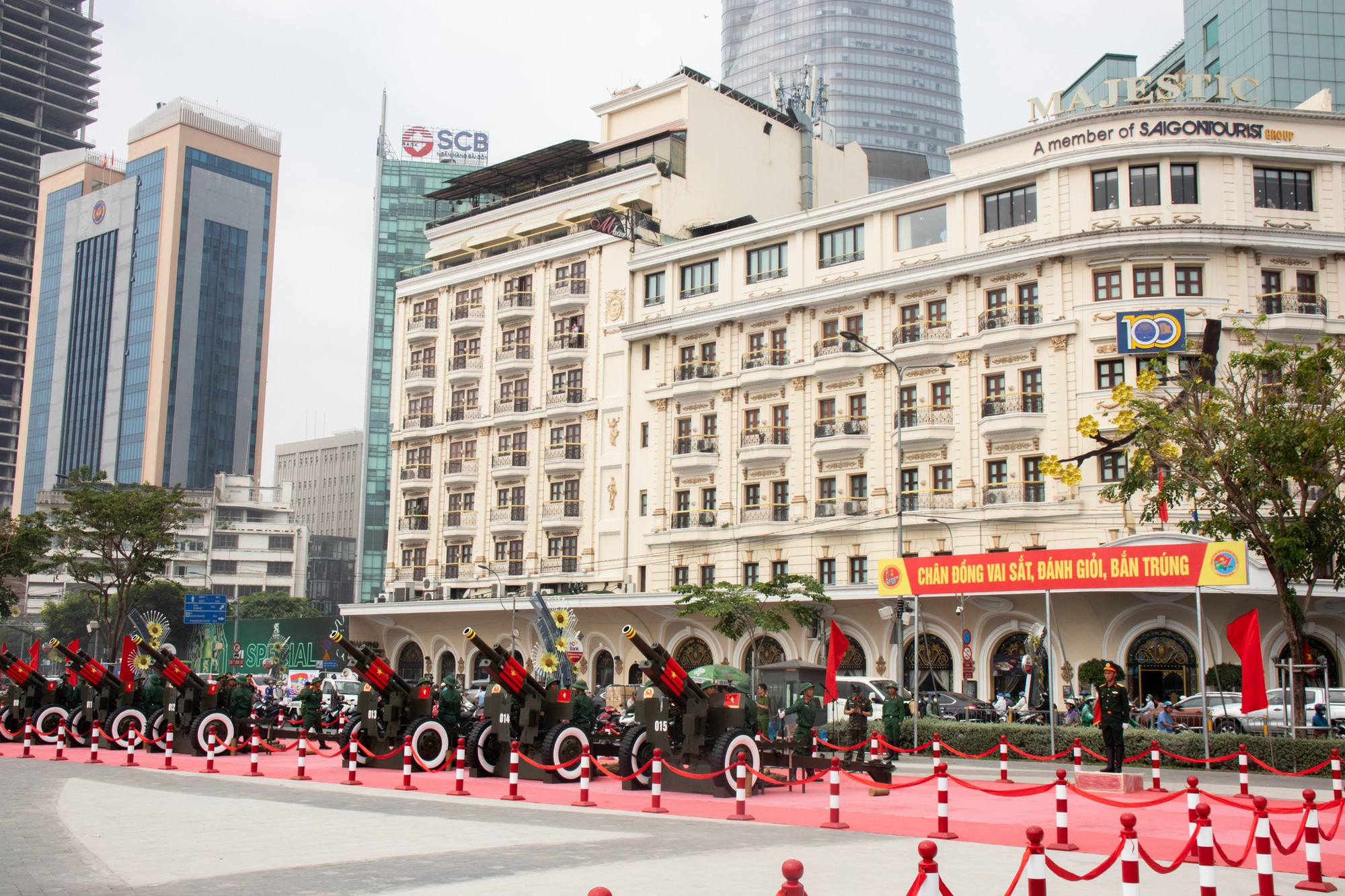 Nhiều gia đình ở TP HCM "chơi lớn", thuê khách sạn xem diễu binh, diễu hành lễ 30-4- Ảnh 7.