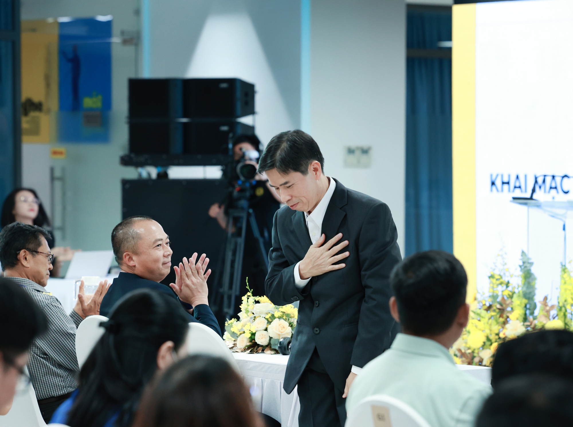 Chủ tịch Nguyễn Đức Tài: Tôi không còn điều hành Thế Giới Di Động, vai trò của tôi hiện nay là giúp mọi người giữ vững tinh thần chiến đấu- Ảnh 1. Chủ tịch Nguyễn Đức Tài: Tôi không còn điều hành Thế Giới Di Động, vai trò của tôi hiện nay là giúp mọi người giữ vững tinh thần chiến đấu- Ảnh 1.