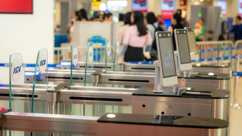 Khách bay Nội Bài đã được làm thủ tục bay bằng sinh trắc học trên VNeID- Ảnh 2.