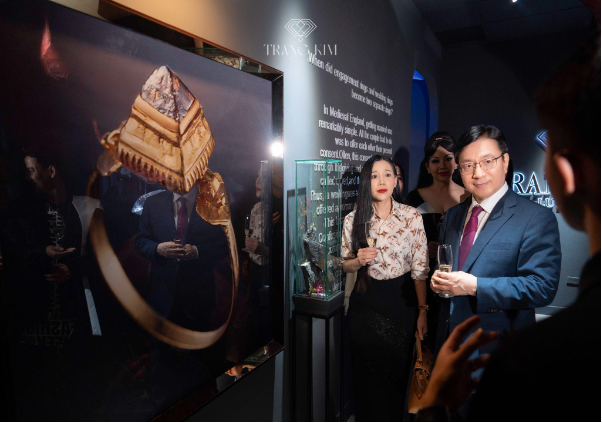"Eternal Glamour - The Prestige Affair": Dấu ấn vượt thời gian tại Trang Kim Luxury- Ảnh 2. "Eternal Glamour - The Prestige Affair": Dấu ấn vượt thời gian tại Trang Kim Luxury- Ảnh 2.