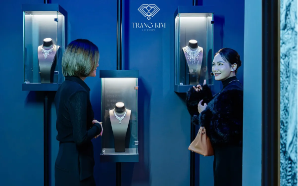 "Eternal Glamour - The Prestige Affair": Dấu ấn vượt thời gian tại Trang Kim Luxury- Ảnh 4. "Eternal Glamour - The Prestige Affair": Dấu ấn vượt thời gian tại Trang Kim Luxury- Ảnh 4.