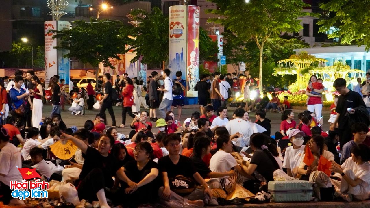 6:30 sáng: “Khối yêu nước” ở trung tâm TP.HCM gọi nhau dậy sau đêm cắm trại, không khí đại lễ 30/4 dần nóng lên!- Ảnh 4.