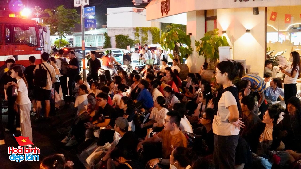 6:30 sáng: “Khối yêu nước” ở trung tâm TP.HCM gọi nhau dậy sau đêm cắm trại, không khí đại lễ 30/4 dần nóng lên!- Ảnh 5.