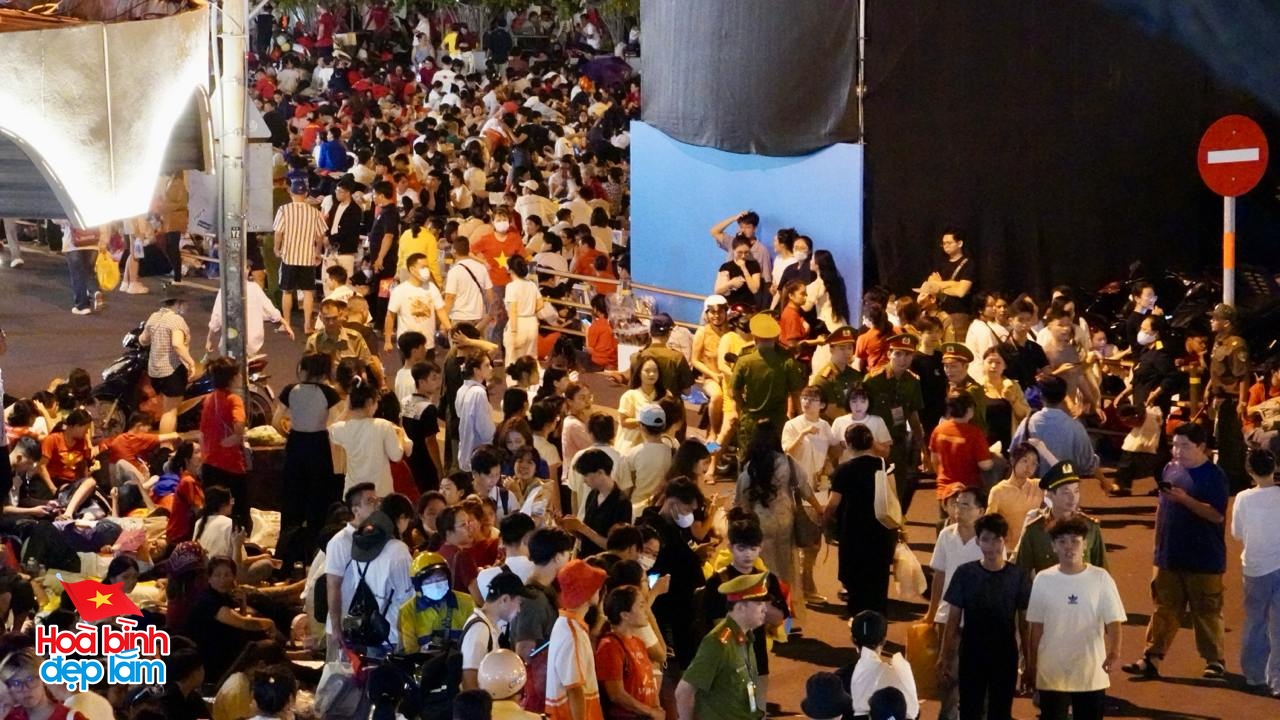 6:30 sáng: “Khối yêu nước” ở trung tâm TP.HCM gọi nhau dậy sau đêm cắm trại, không khí đại lễ 30/4 dần nóng lên!- Ảnh 6.