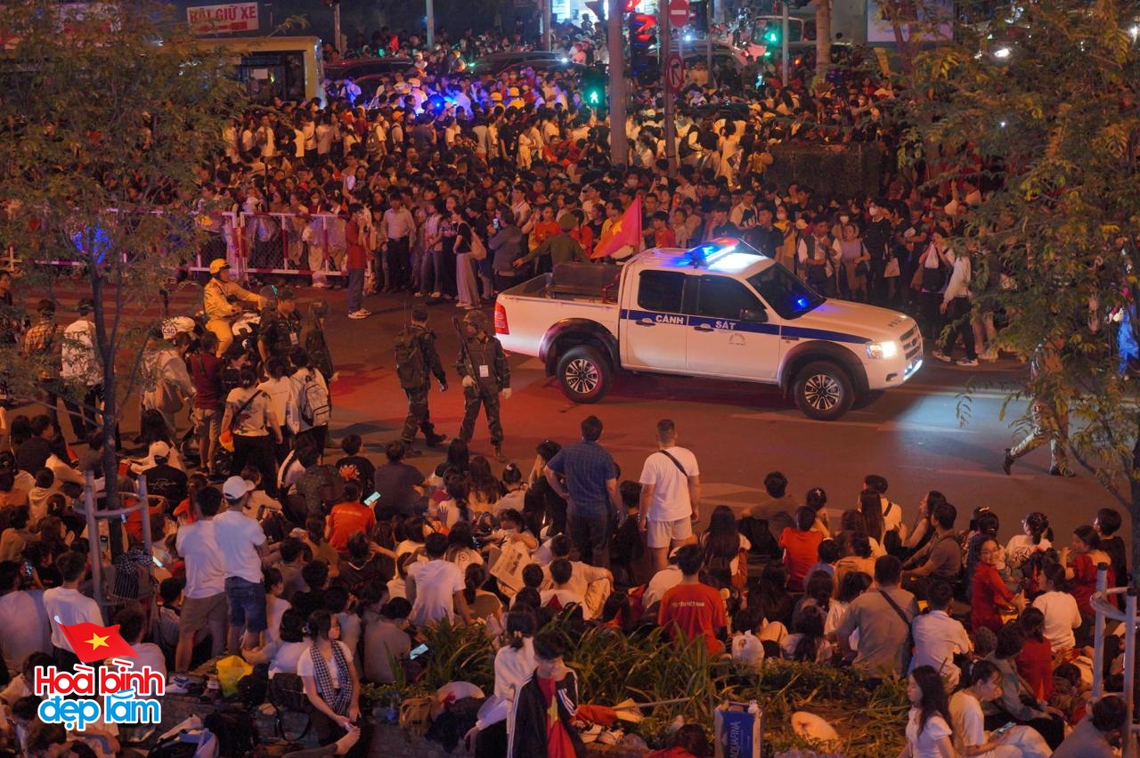 6:30 sáng: “Khối yêu nước” ở trung tâm TP.HCM gọi nhau dậy sau đêm cắm trại, không khí đại lễ 30/4 dần nóng lên!- Ảnh 1.