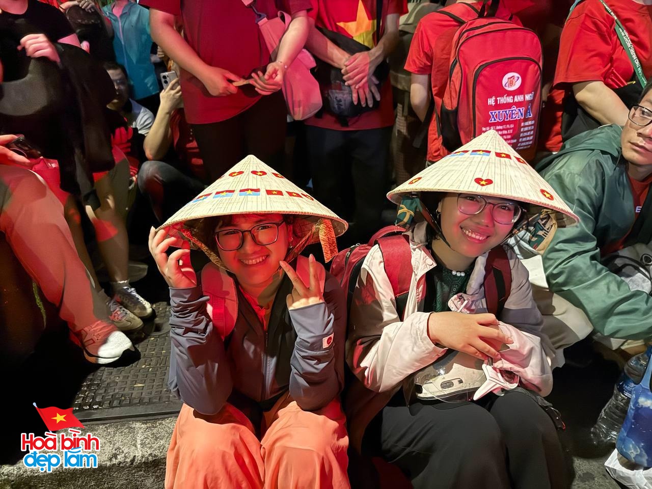 6:30 sáng: “Khối yêu nước” ở trung tâm TP.HCM gọi nhau dậy sau đêm cắm trại, không khí đại lễ 30/4 dần nóng lên!- Ảnh 2.