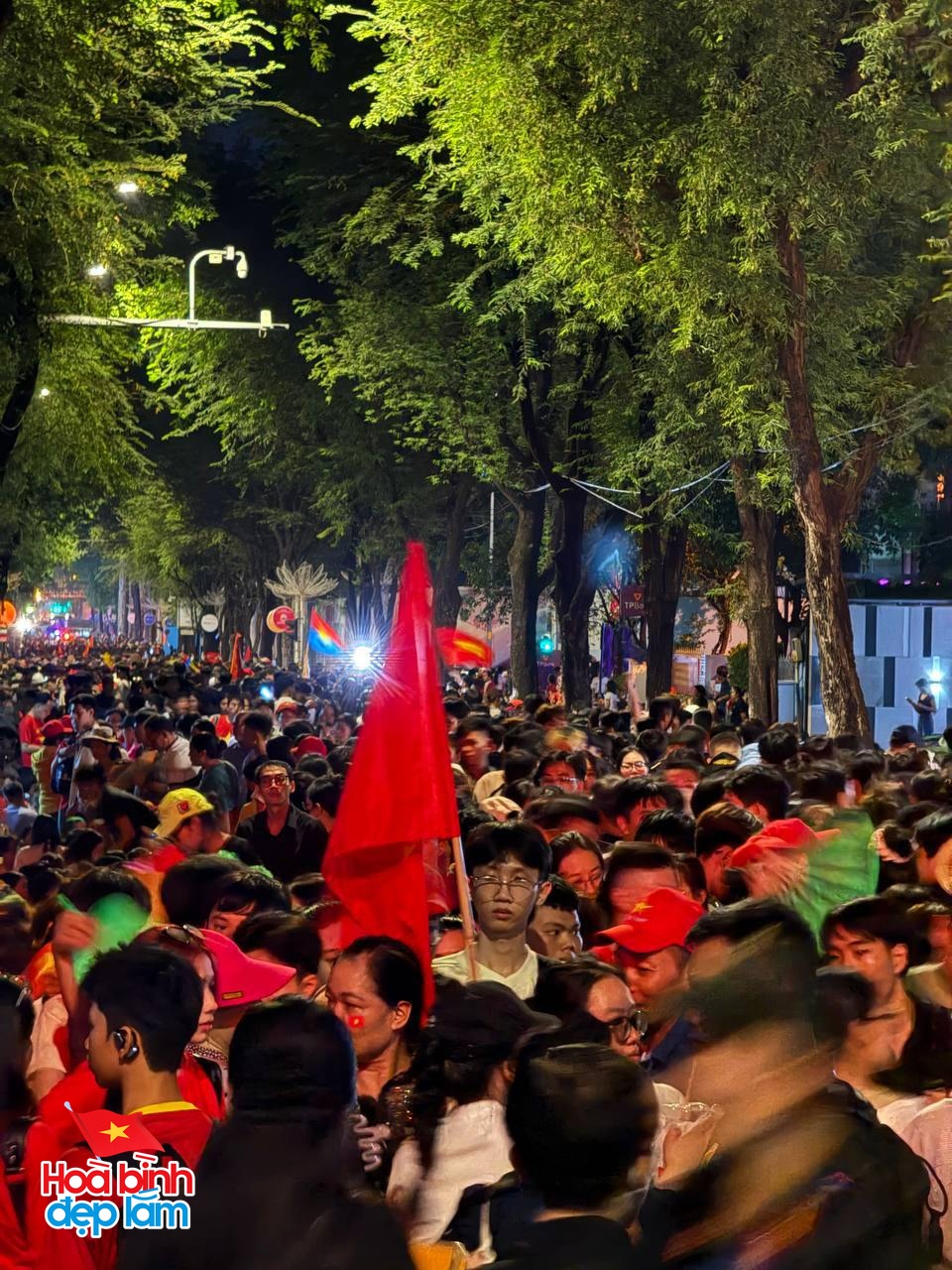 6:30 sáng: “Khối yêu nước” ở trung tâm TP.HCM gọi nhau dậy sau đêm cắm trại, không khí đại lễ 30/4 dần nóng lên!- Ảnh 3.