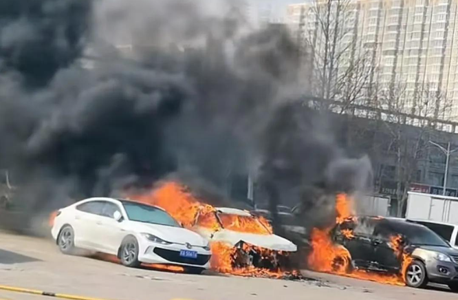 Ô tô bất ngờ cháy rụi khi đỗ tại bãi xe tự động, chủ sở hữu đòi bồi thường 700 triệu đồng nhưng ban quản lý từ chối: Chúng tôi chỉ cho thuê chỗ để xe!- Ảnh 1.