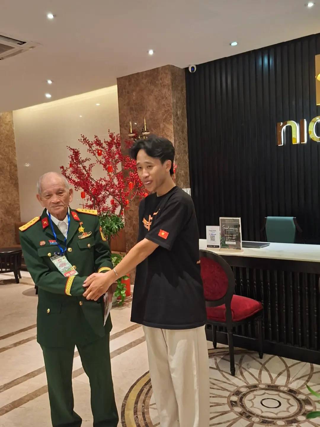 “Khối xuyên Việt” U80 gặp '"Khối chở loa" hot nhất cõi mạng: Cựu chiến binh nhận xét 1 câu nghe đã gì đâu!- Ảnh 2.