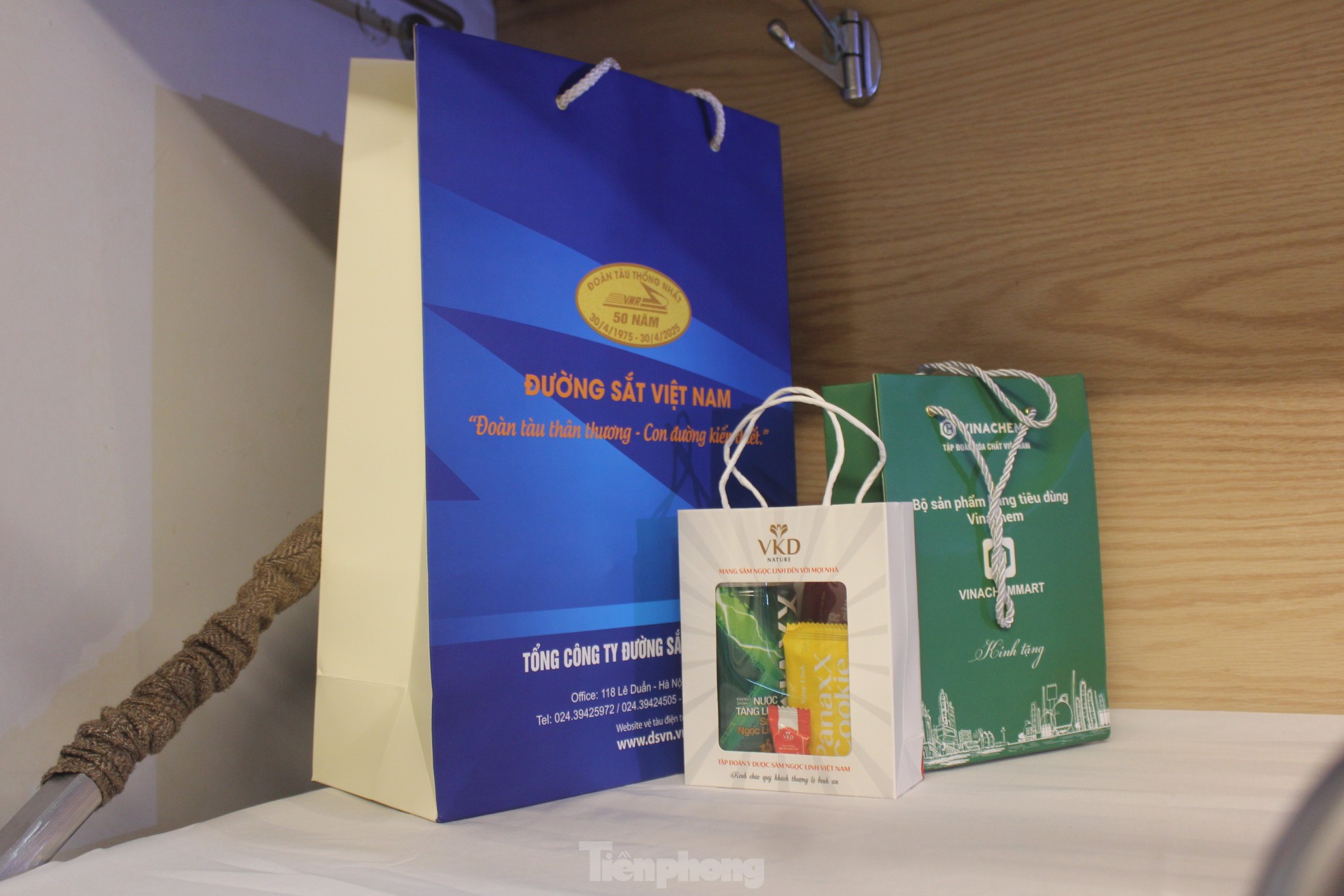 Xúc động hình ảnh đoàn tàu Thống Nhất đặc biệt nhất 50 năm rời ga Hà Nội- Ảnh 21.