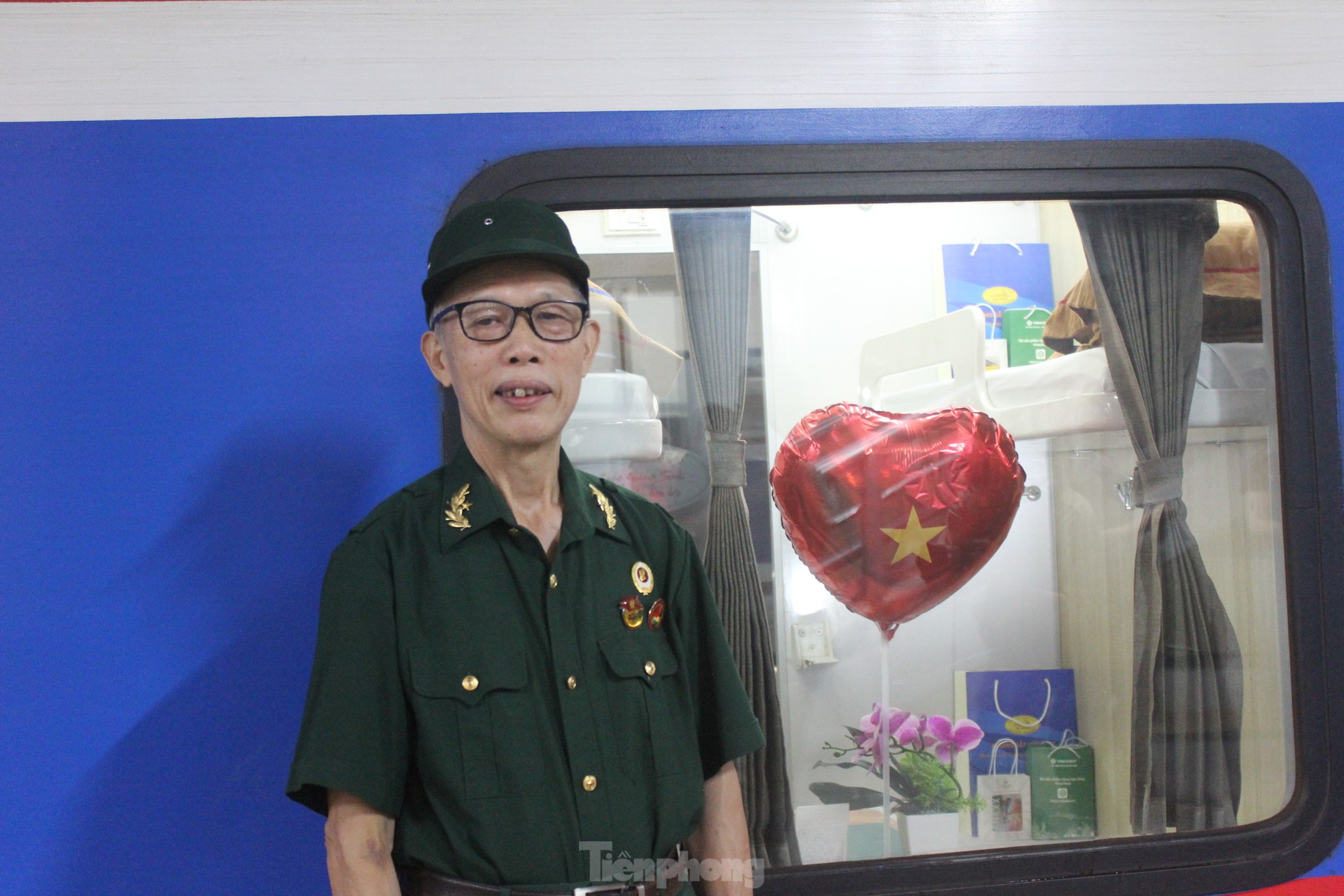 Xúc động hình ảnh đoàn tàu Thống Nhất đặc biệt nhất 50 năm rời ga Hà Nội- Ảnh 11.