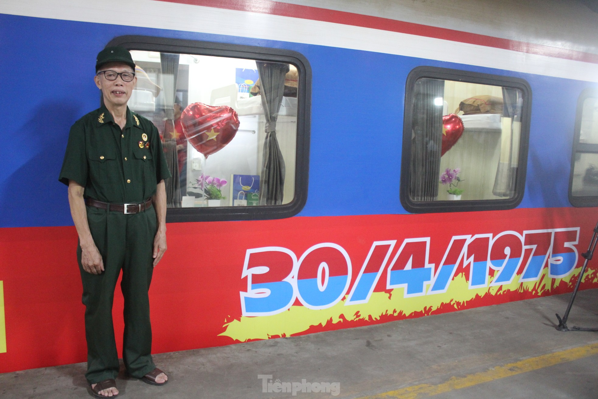 Xúc động hình ảnh đoàn tàu Thống Nhất đặc biệt nhất 50 năm rời ga Hà Nội- Ảnh 12.